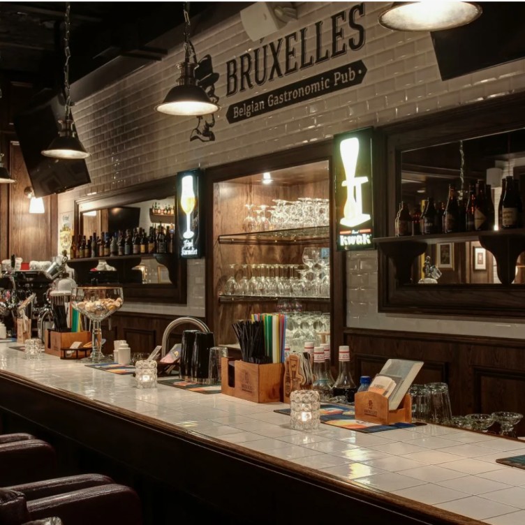 温馨空间：莫斯科咖啡馆餐厅与壁炉