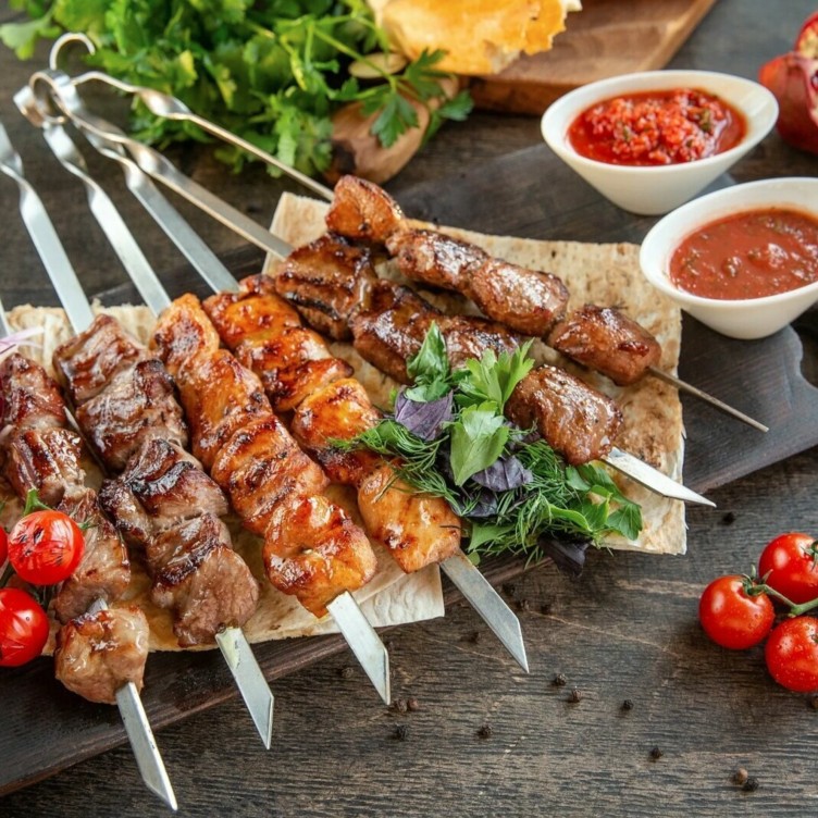 俄罗斯的烤肉传统：节日期间的美食指南