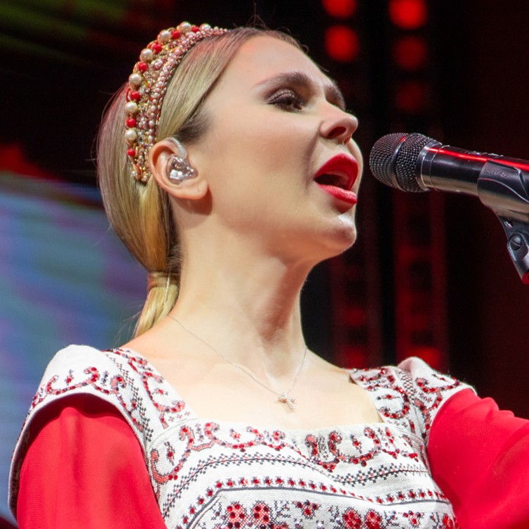 刚刚，在北京王府井大街上，佩拉盖娅进行了表演！